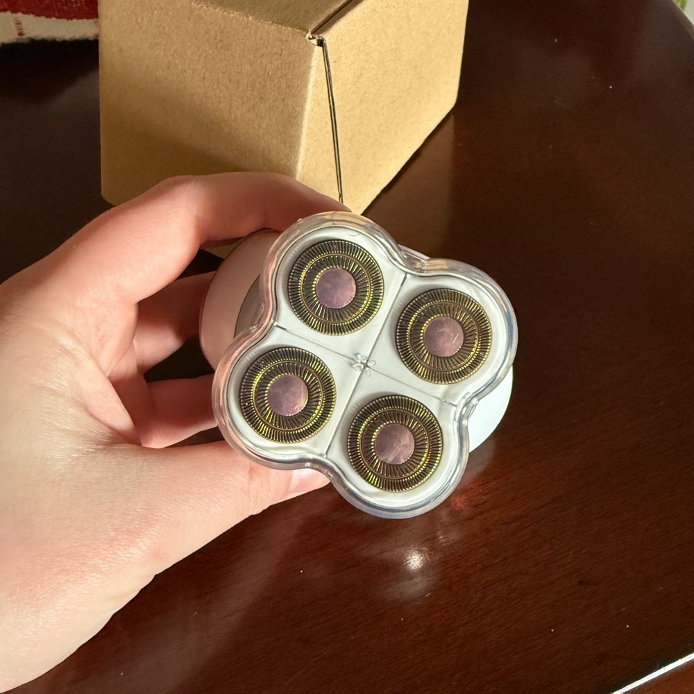 Electric Shaver with Four Rotating Heads